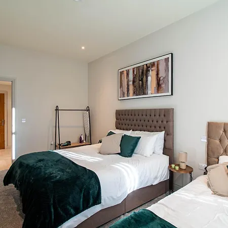 Modern 1 Bed In * לידס